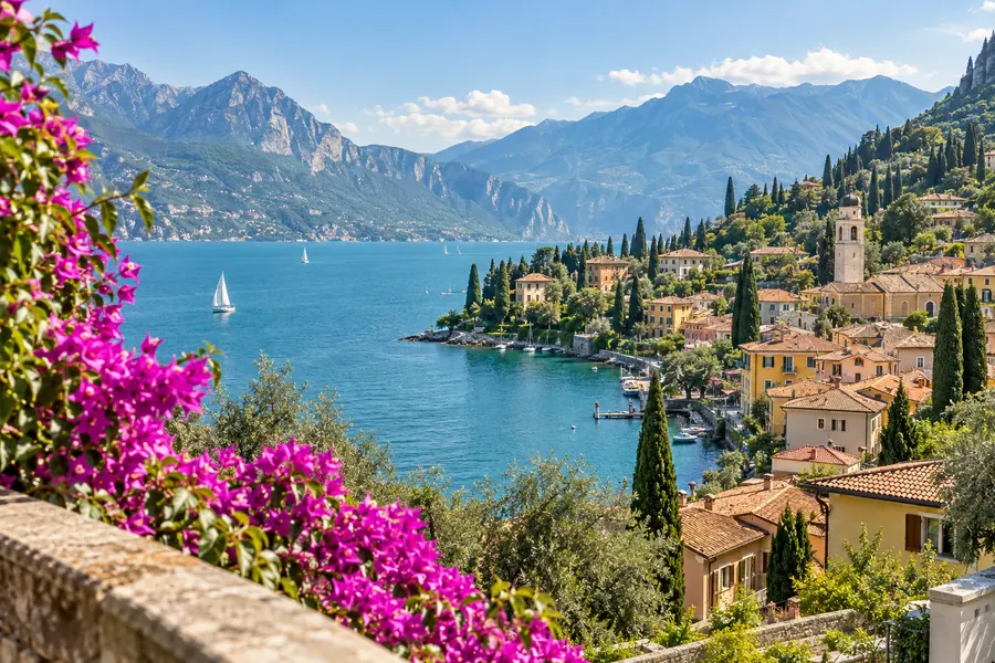 Gardasee mit Berglandschaft und italienischem Uferort